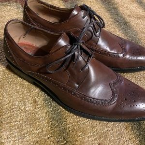 Men's brown dress shoes